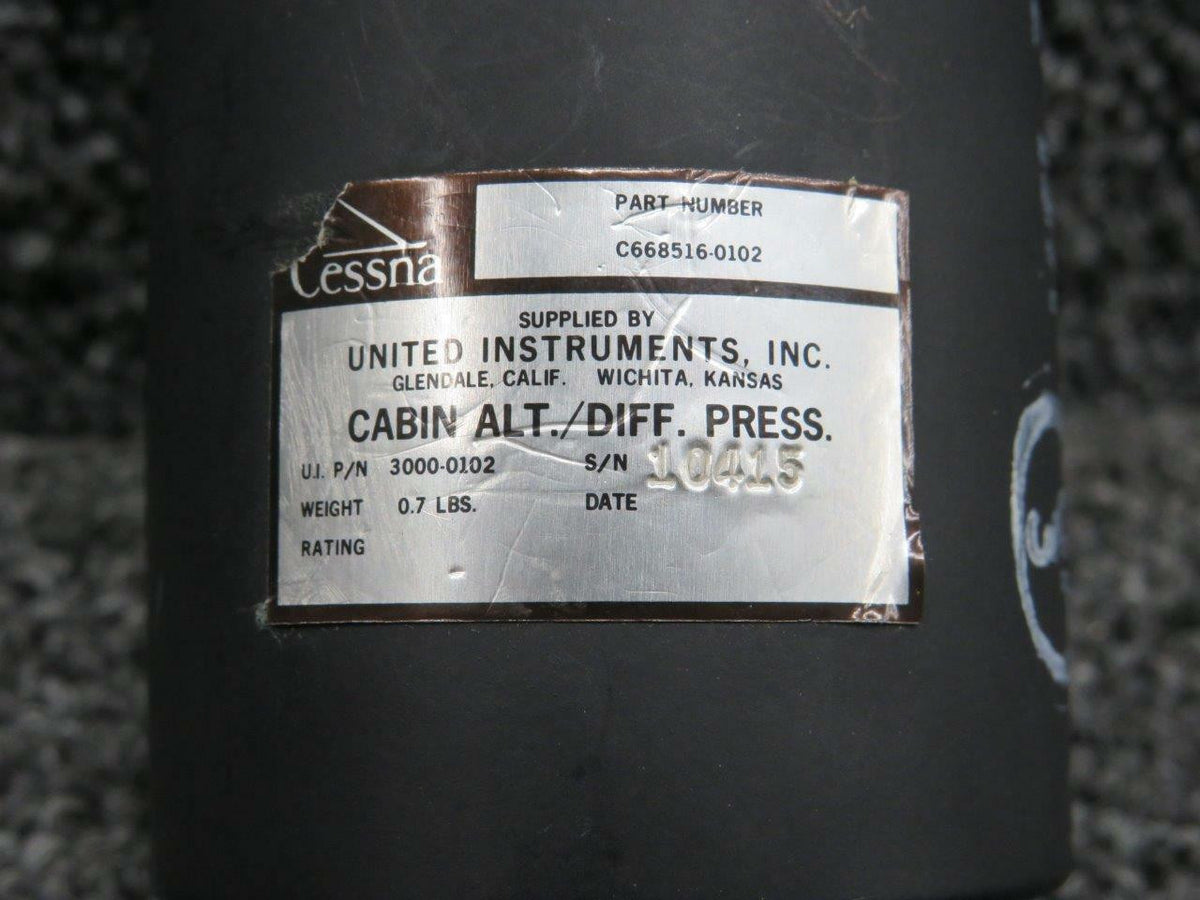 United Instruments C668516-0102 Use 3000-0102 Cessna 421B United Instruments Cabin Altitude Differential Pressure Indicator V 28