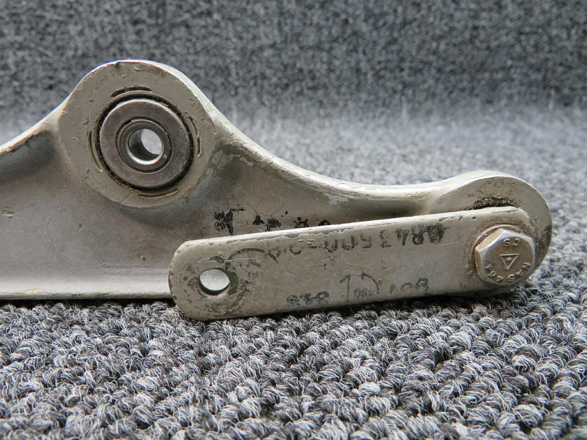 Cessna 0841104-4 / 0843500-28 Cessna 421B Bellcrank Assembly Rocker Arm W/ Link RH