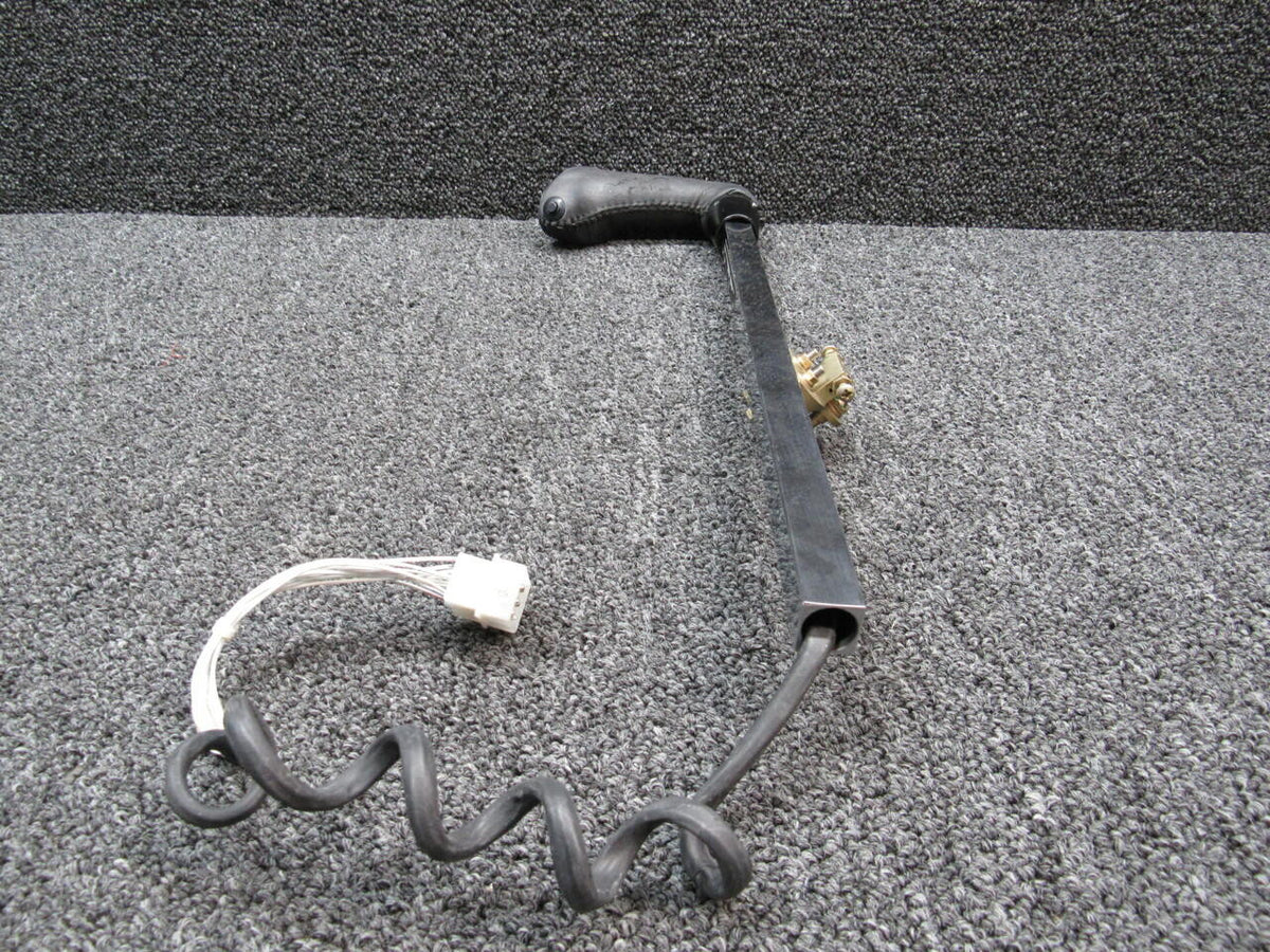 Cirrus 24578-001 / 13975-003 Cirrus SR22T Yoke Grip Assy W/ Yoke Tube LH Hours 695.5