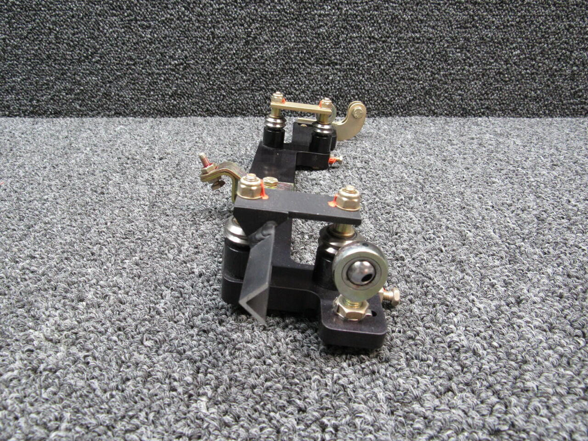 Cirrus 14938-003 Cirrus SR22T Yoke Bearing Mount W/ Hardware LH Hours 695.5