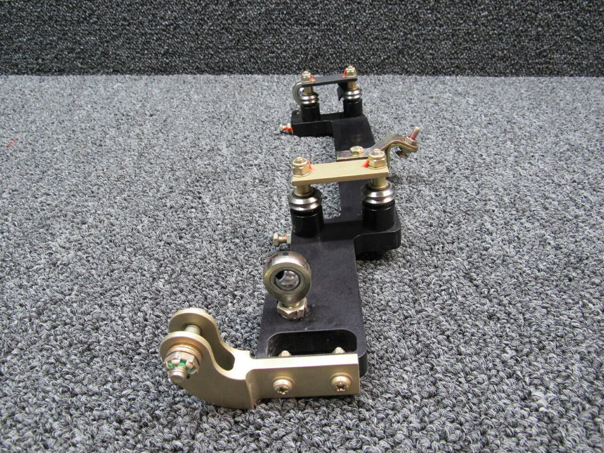 Cirrus 14938-003 Cirrus SR22T Yoke Bearing Mount W/ Hardware LH Hours 695.5
