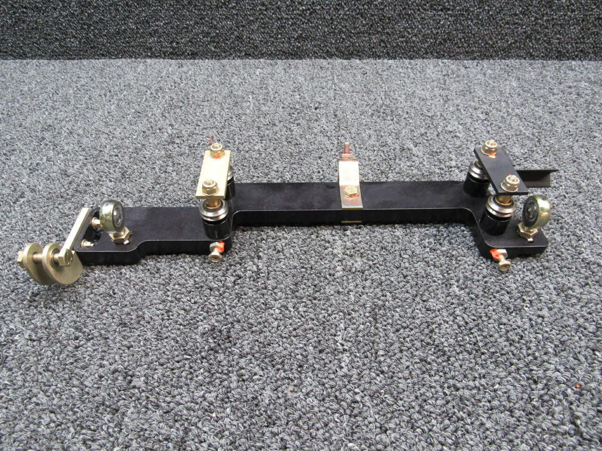 Cirrus 14938-004 Cirrus SR22T Yoke Bearing Mount W/ Hardware RH Hours 695.5