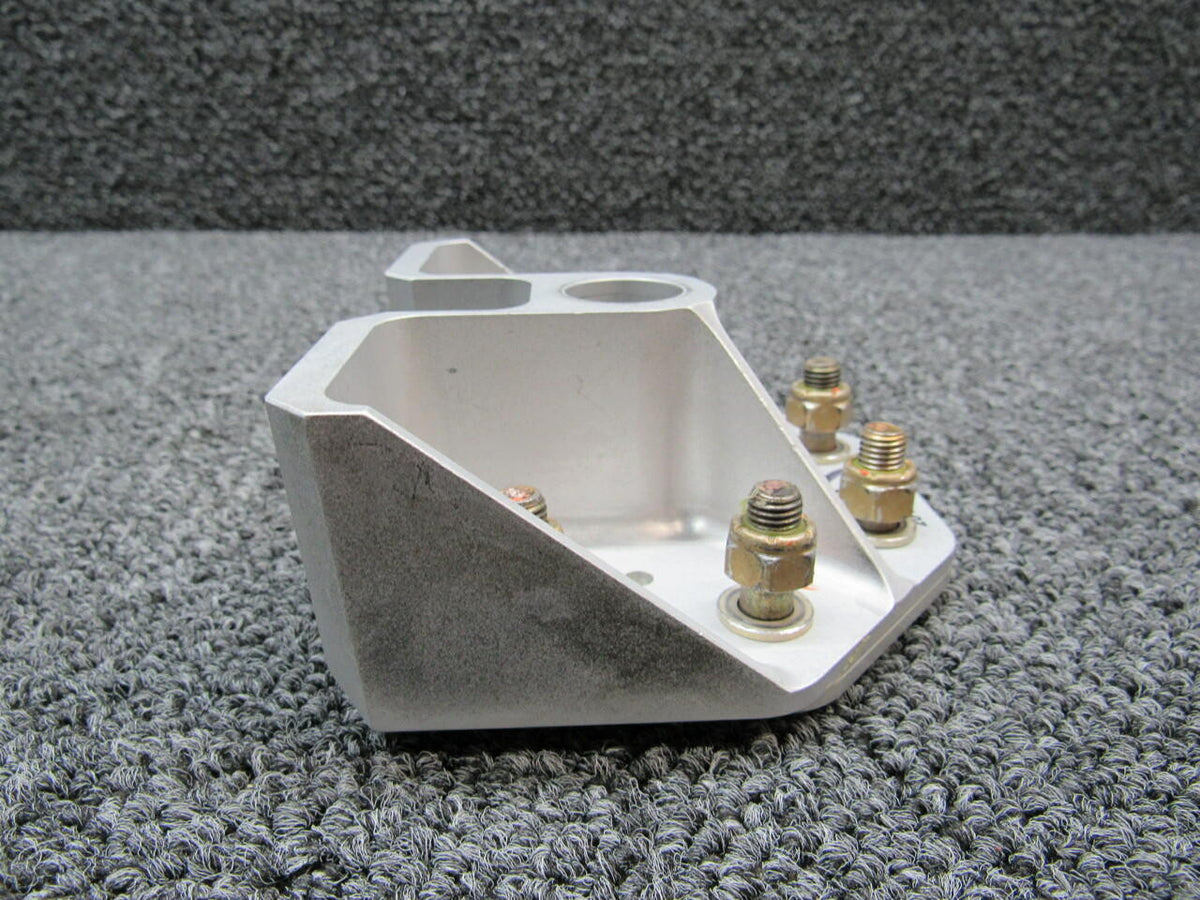 Cirrus 20133-008-A Cirrus SR22T Bracket Assembly Hours 695.5