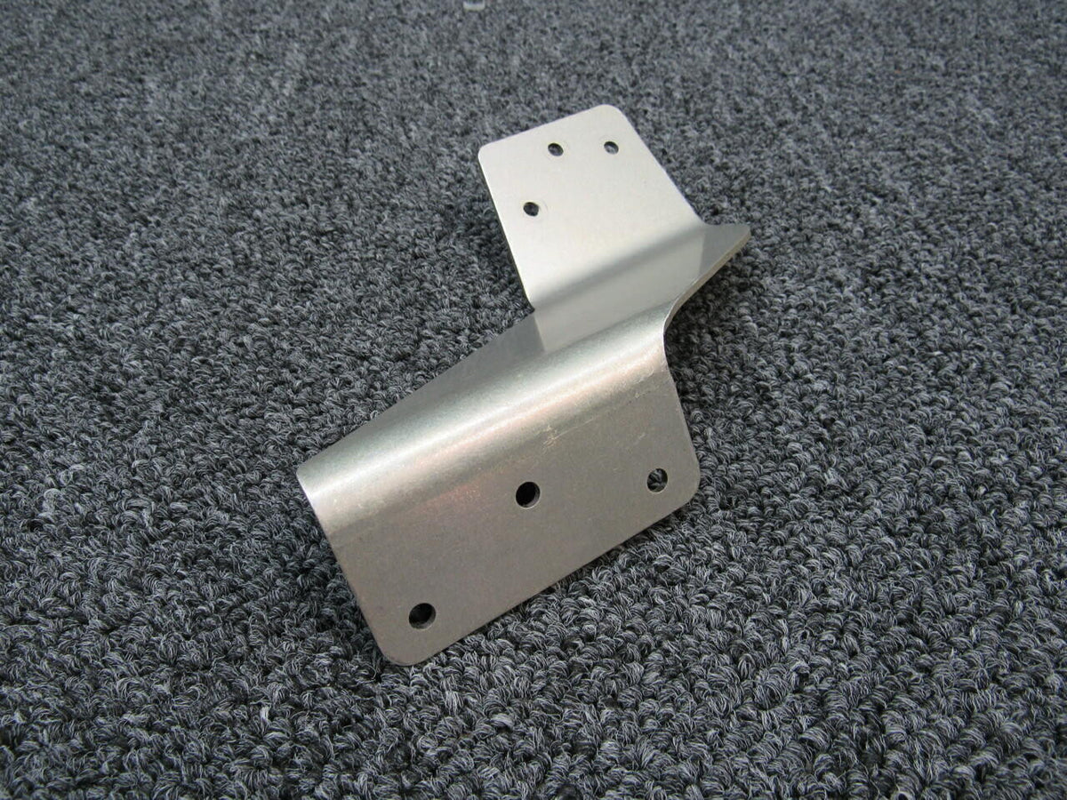 Cirrus 19337-001 Cirrus SR22T Bracket Side Pulley LH Hours 695.5