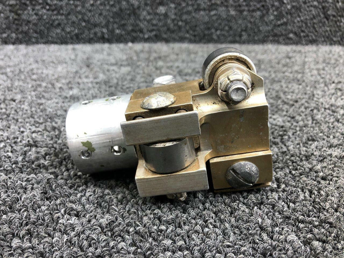 Cessna 5015017-1 Cessna 401 Control Yoke Roller Support LH / RH