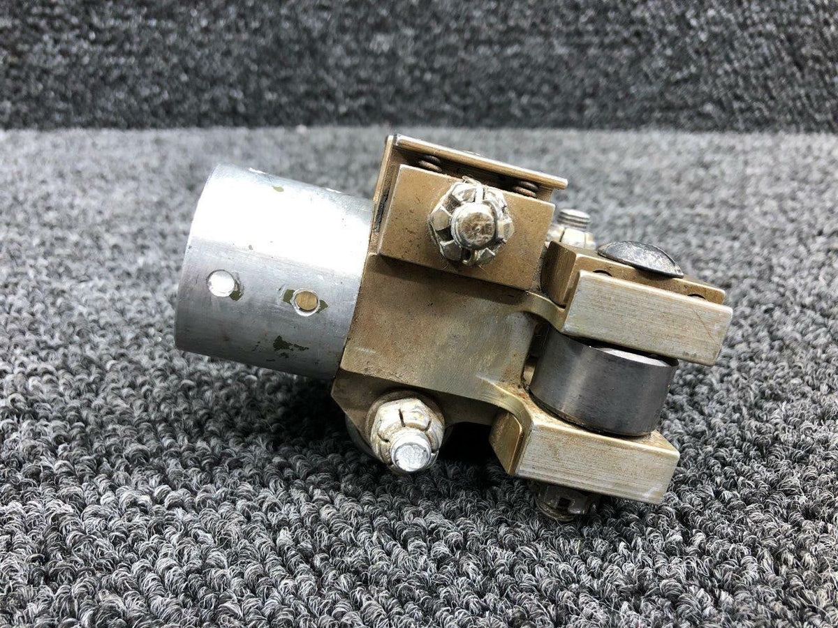 Cessna 5015017-1 Cessna 401 Control Yoke Roller Support LH / RH