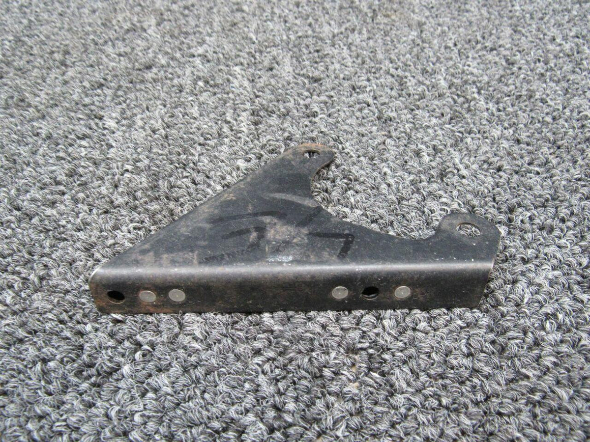 Piper 18200-000 Piper Bracket Assy Front Center Baffle NEW OLD STOCK SA