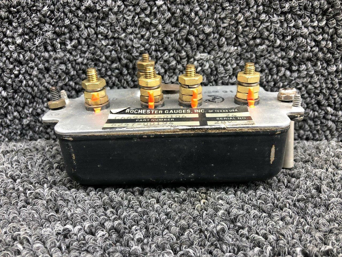 Rochester C669562-0106 M/N 6247-00194 Rochester Fuel Quantity Cluster W/ Transmitters