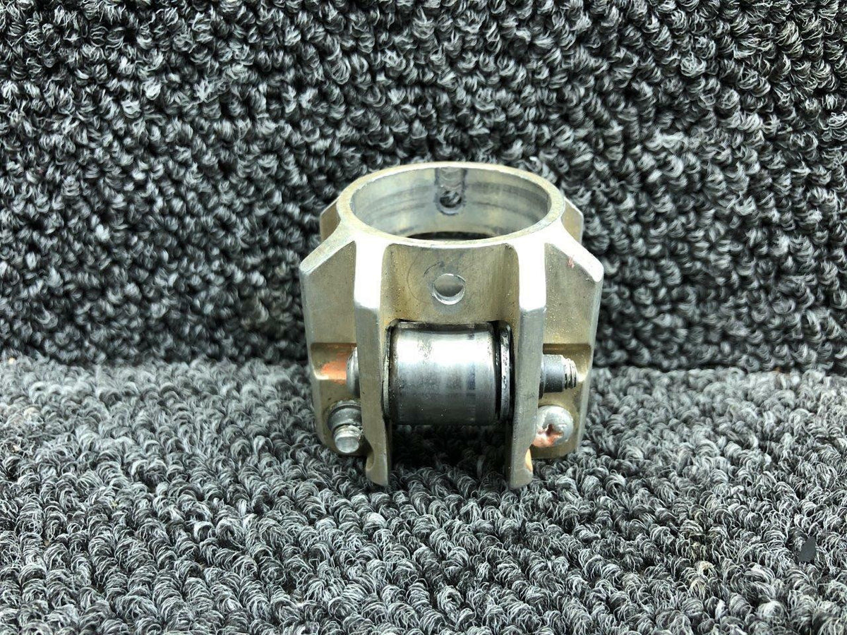 Cessna 0760646-2 / 1260664K1 Cessna T207A Control Column Retainer and Roller Assy