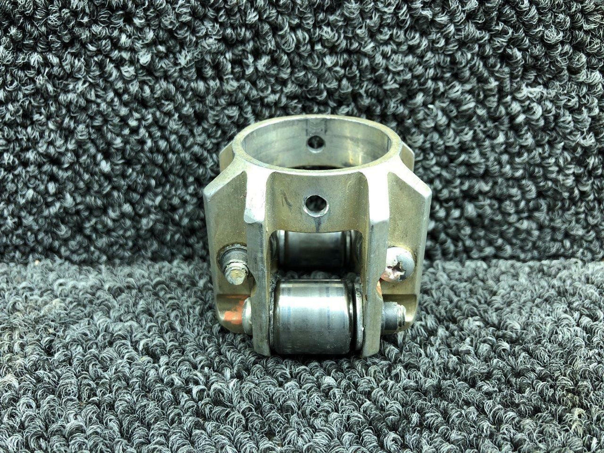Cessna 0760646-2 / 1260664K1 Cessna T207A Control Column Retainer and Roller Assy