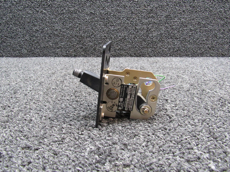 709401-1 (Alt: 36-380050-1) Eaton Landing Gear Switch (Volts: 28, Minus Knob)