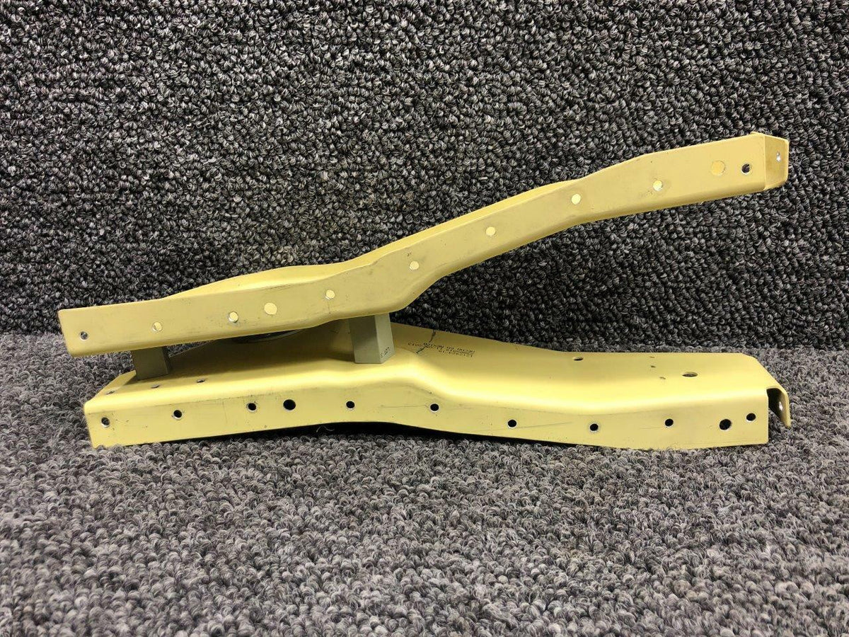 Cessna Aircraft Parts 1212424-13 / 1212424-14 Cessna T206H Elevator Bellcrank Bracket