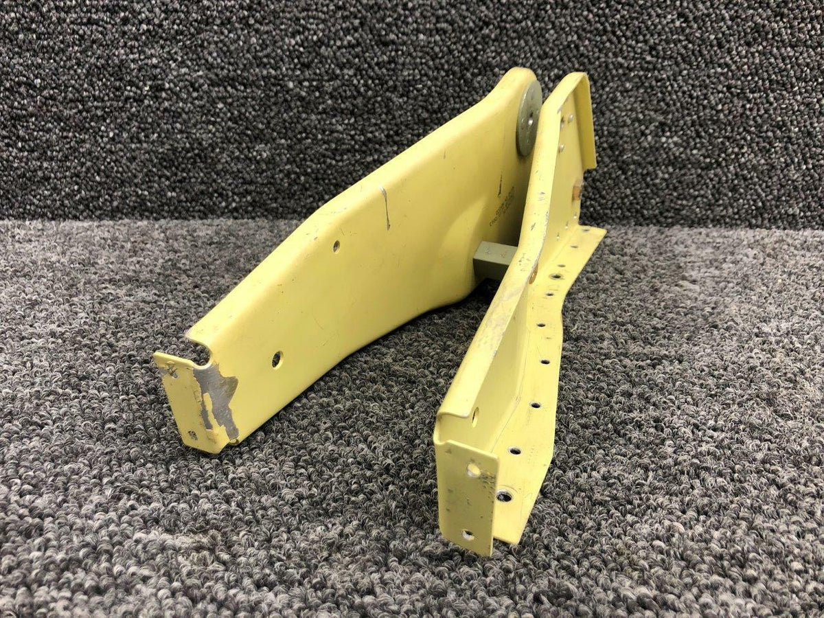 Cessna Aircraft Parts 1212424-13 / 1212424-14 Cessna T206H Elevator Bellcrank Bracket