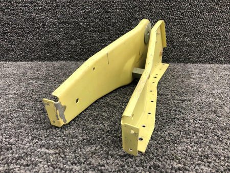 Cessna Aircraft Parts 1212424-13 / 1212424-14 Cessna T206H Elevator Bellcrank Bracket
