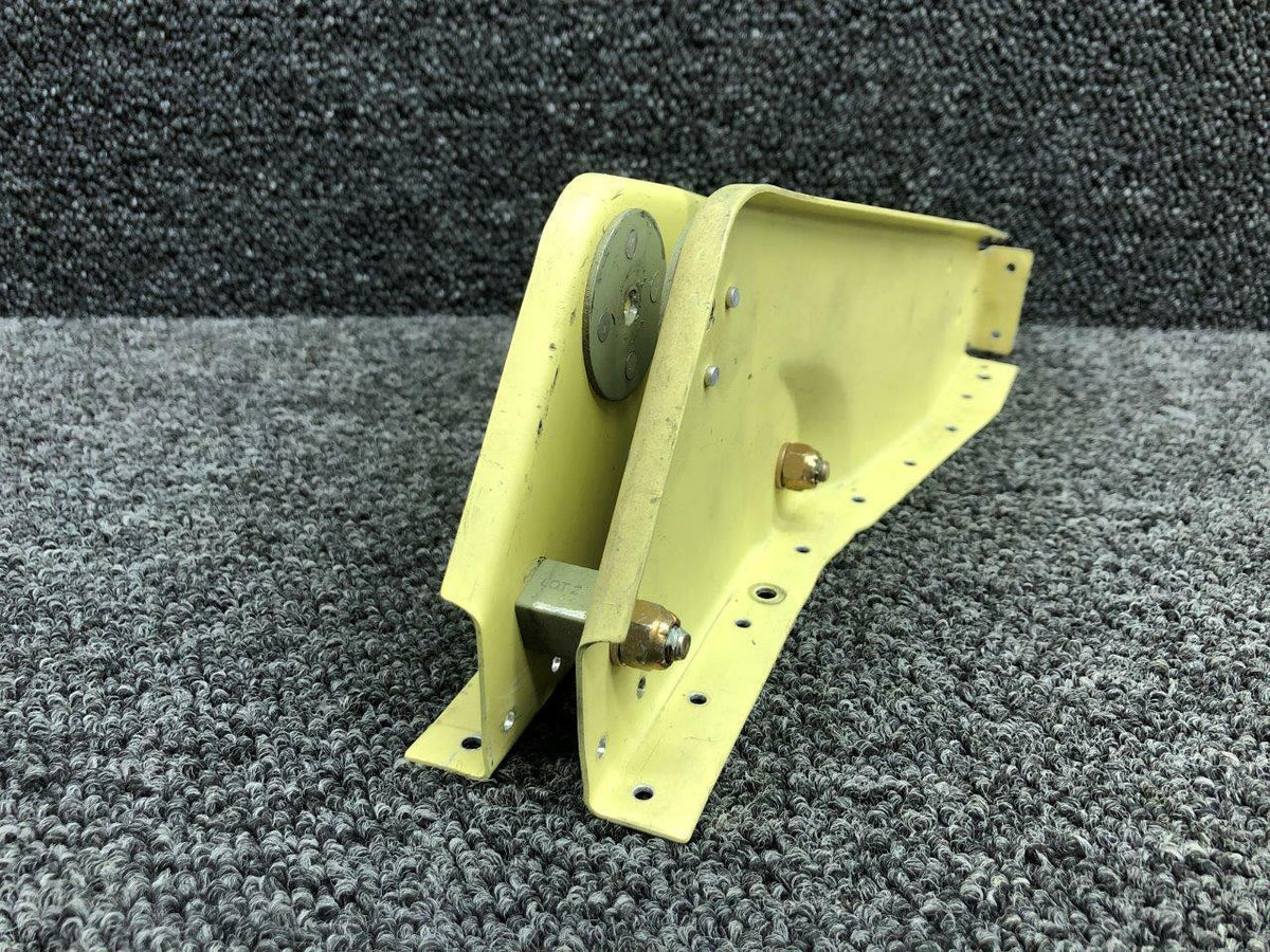 Cessna Aircraft Parts 1212424-13 / 1212424-14 Cessna T206H Elevator Bellcrank Bracket