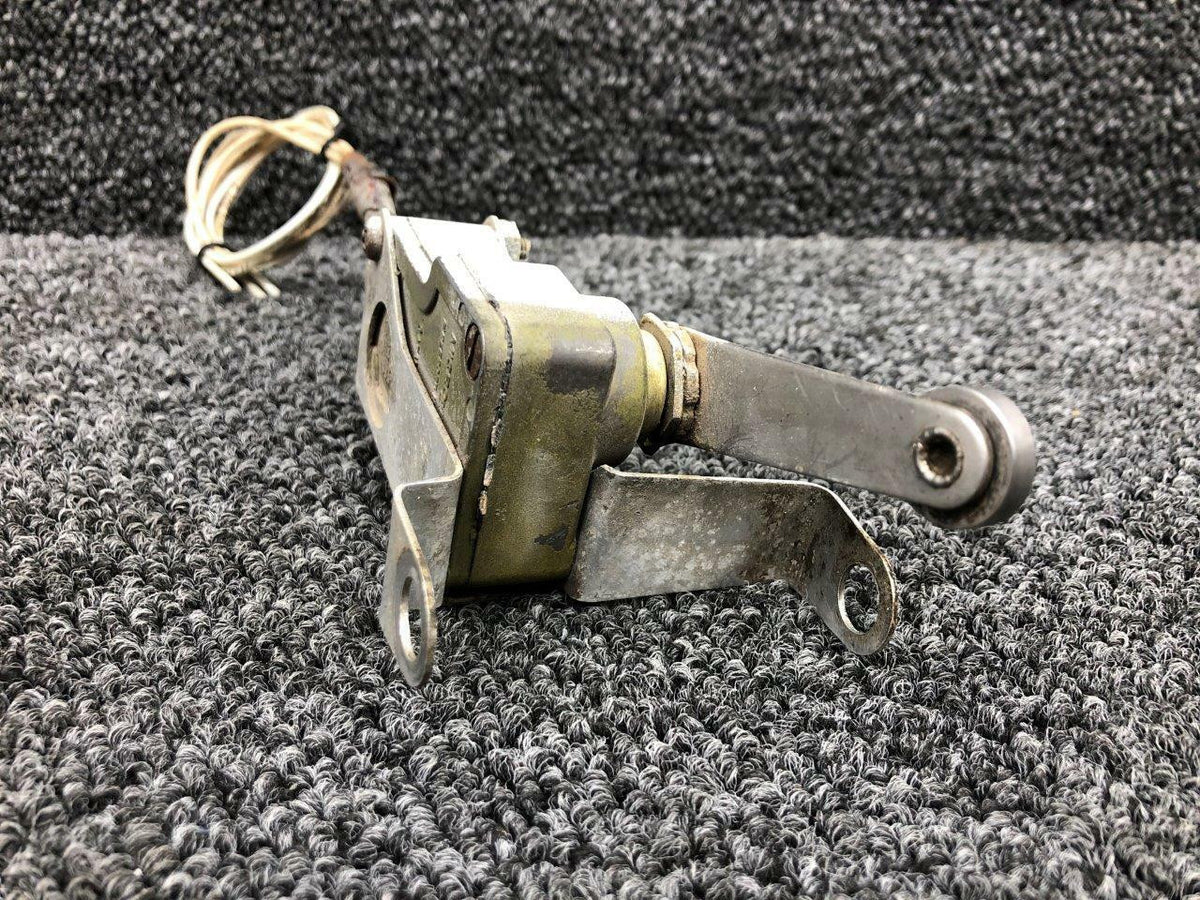 Cessna Aircraft Parts ISE3-3 / 0841000-14 Cessna 320A Main Gear Limit Switch W/ Mounting Bracket