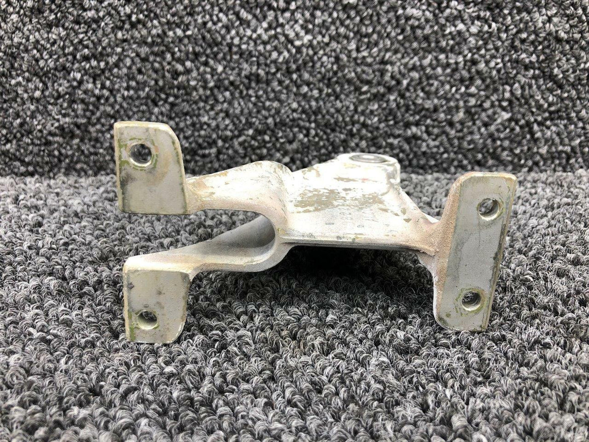 Cessna Aircraft Parts 0822605-4 Cessna 320A Inboard Aileron Hinge Assembly