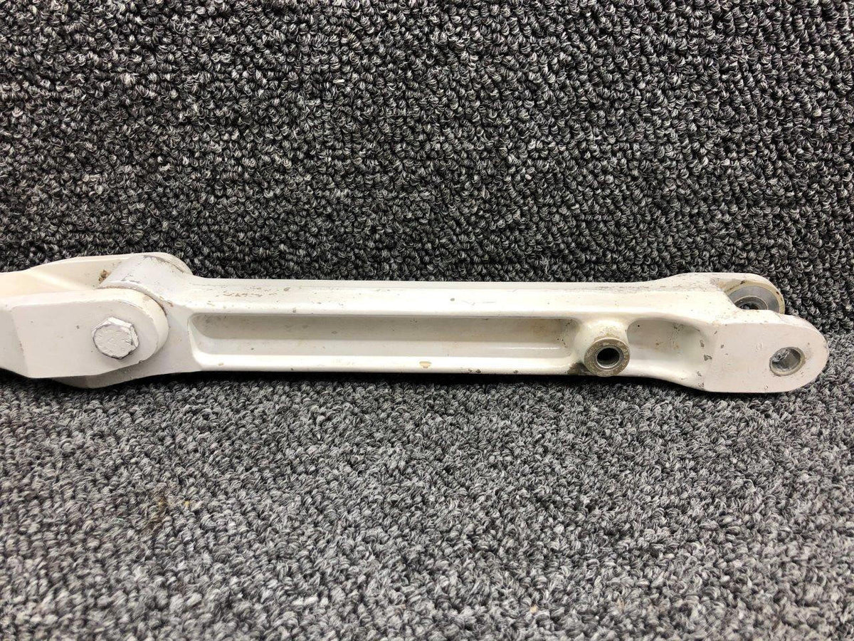 Cessna Aircraft Parts 0841102-4 / 0841103-8 Cessna 310G Main Gear Retract Link Upper / Lower RH
