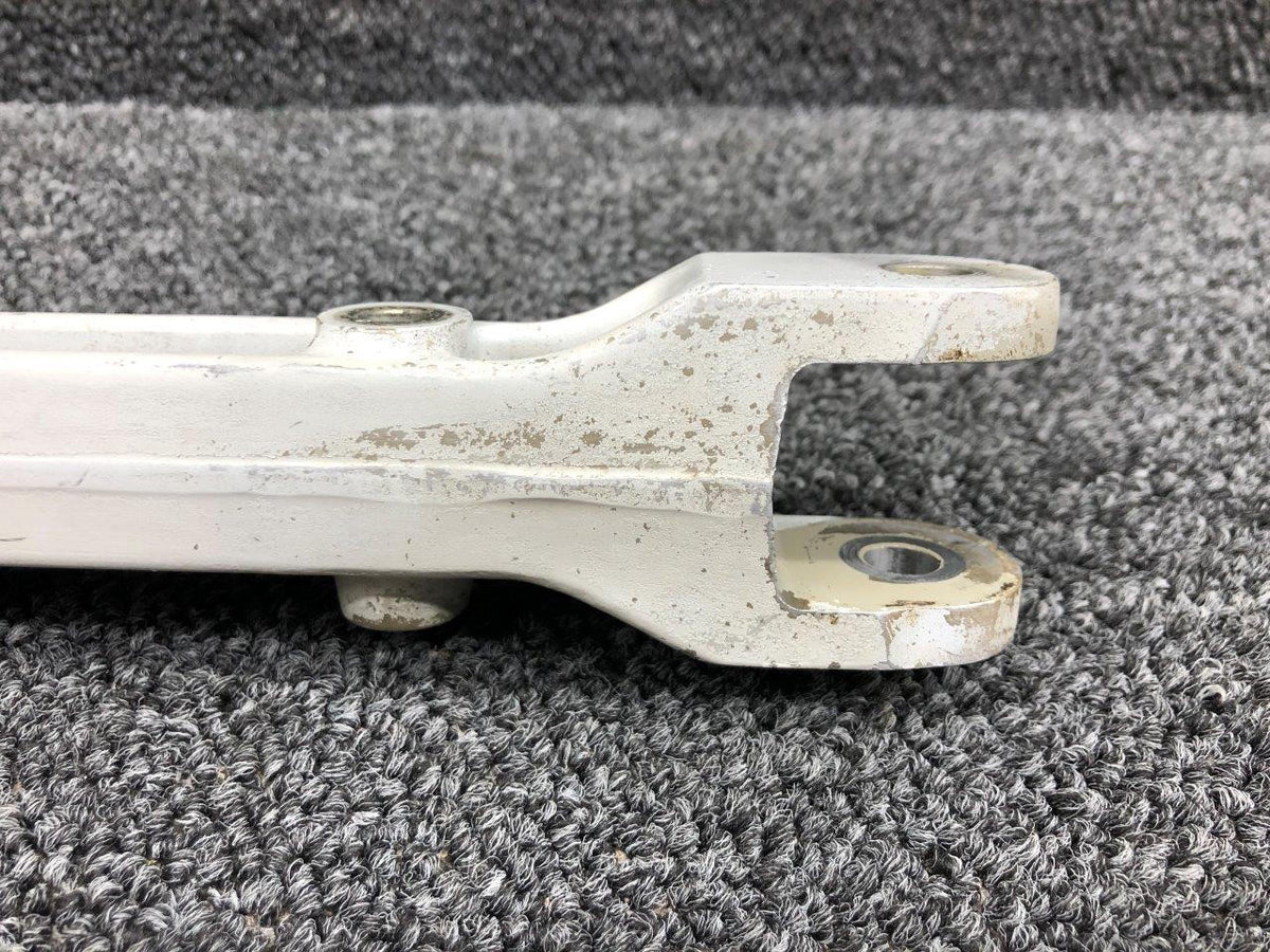 Cessna Aircraft Parts 0841102-4 / 0841103-8 Cessna 310G Main Gear Retract Link Upper / Lower RH