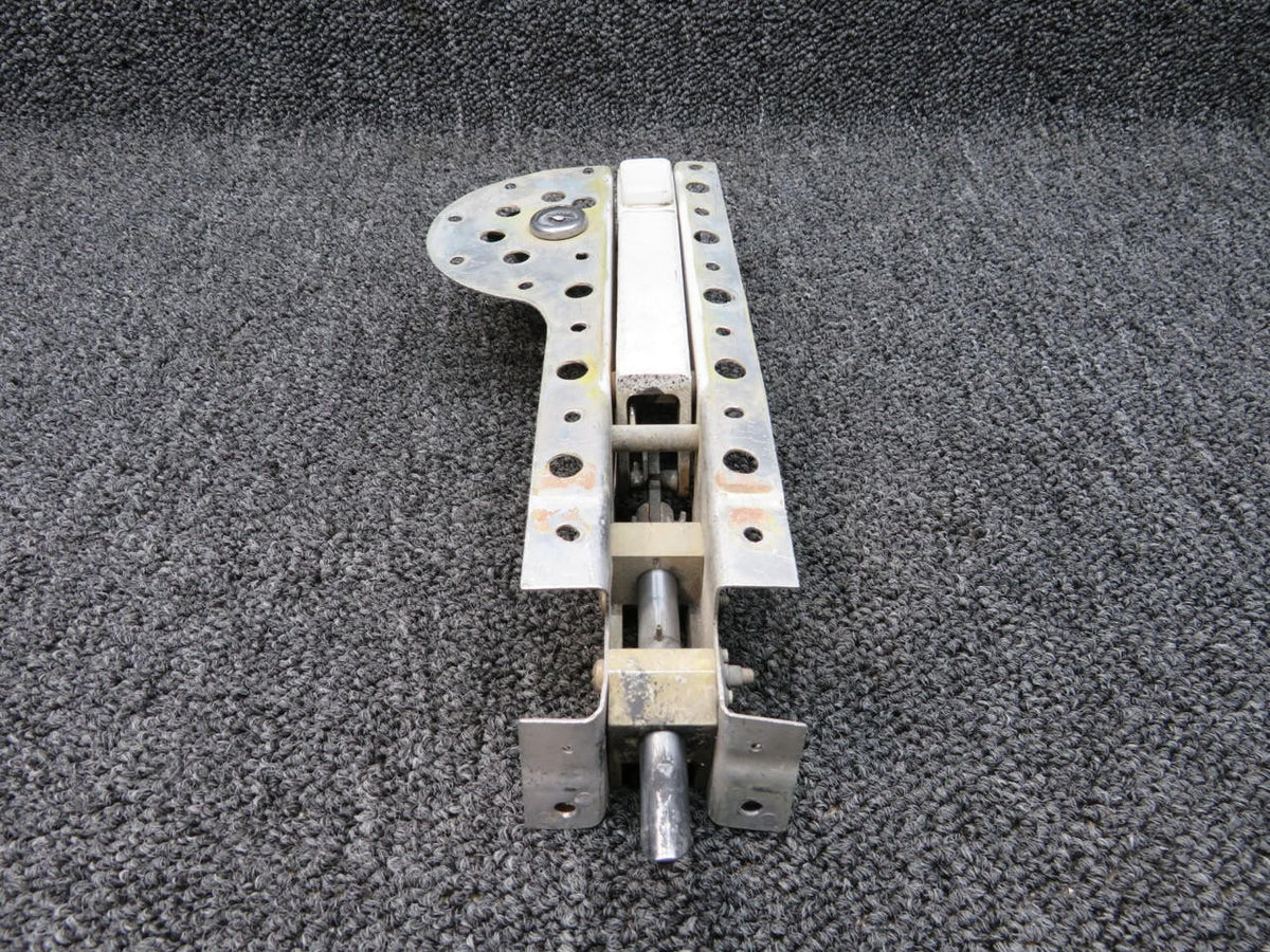 Cessna Aircraft Parts 0851781-26 USE H966-1 Cessna Nacelle Baggage Door Latch Assembly