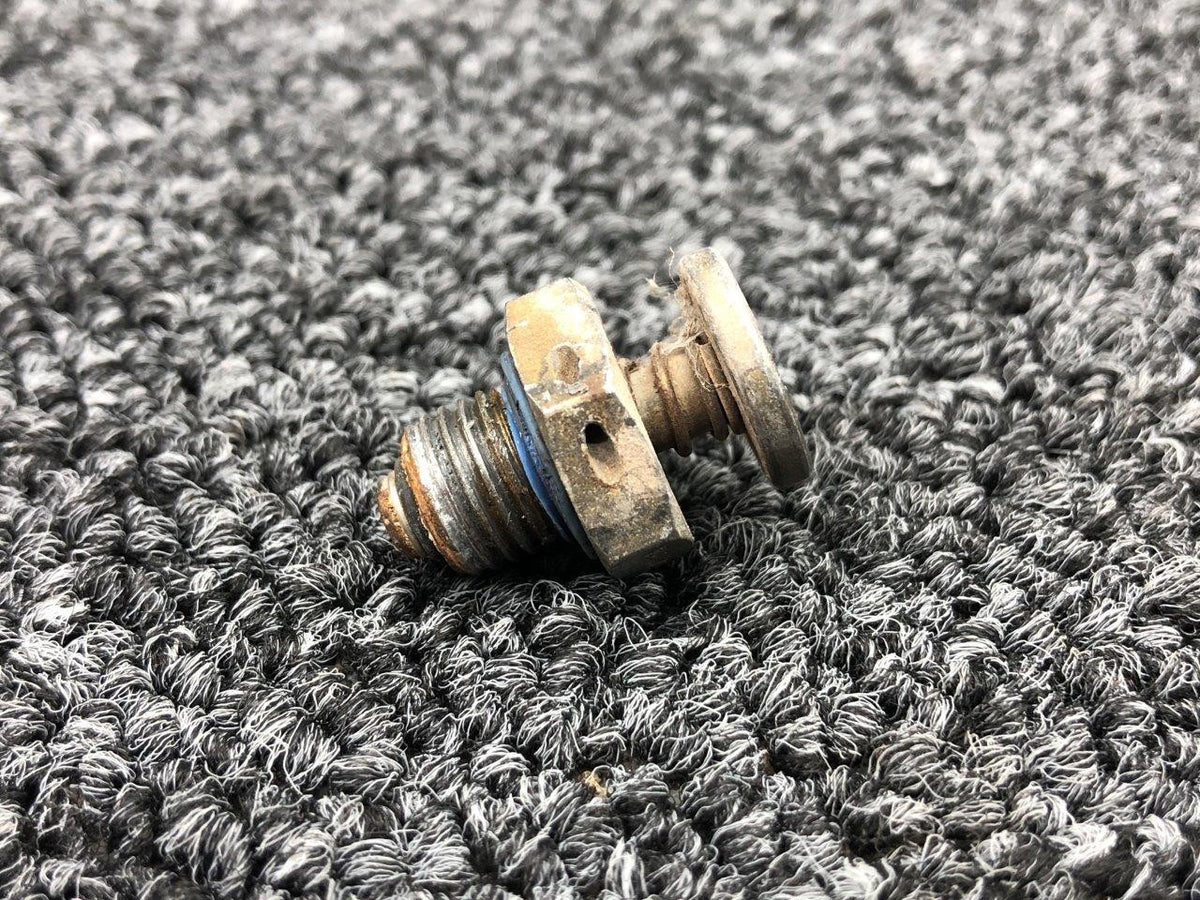 Cessna Aircraft Parts 0523520-9 Cessna 172 Fuel Tank Drain Plug Assembly LH / RH