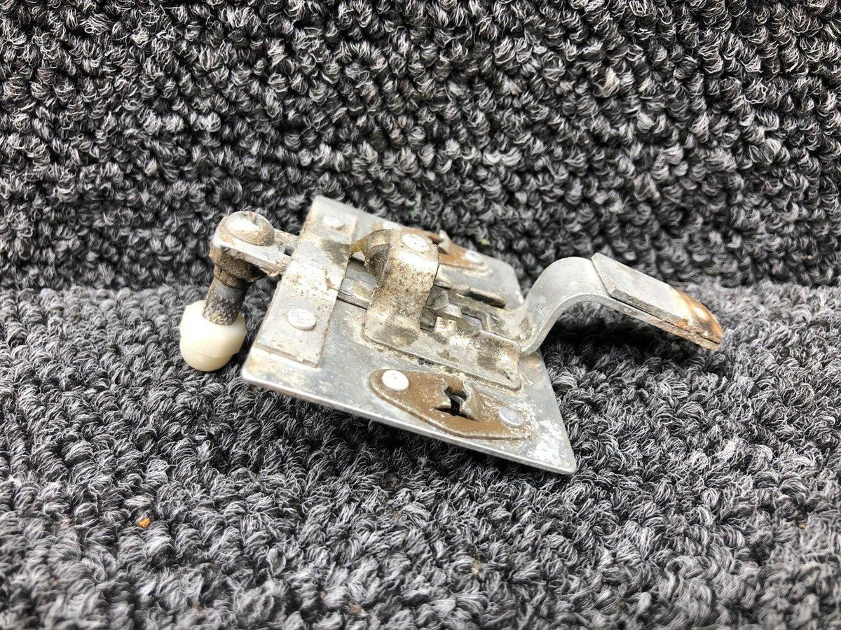 Cessna Aircraft Parts 0411590-1 Cessna 175 Cabin Door Thumb Latch LH / RH