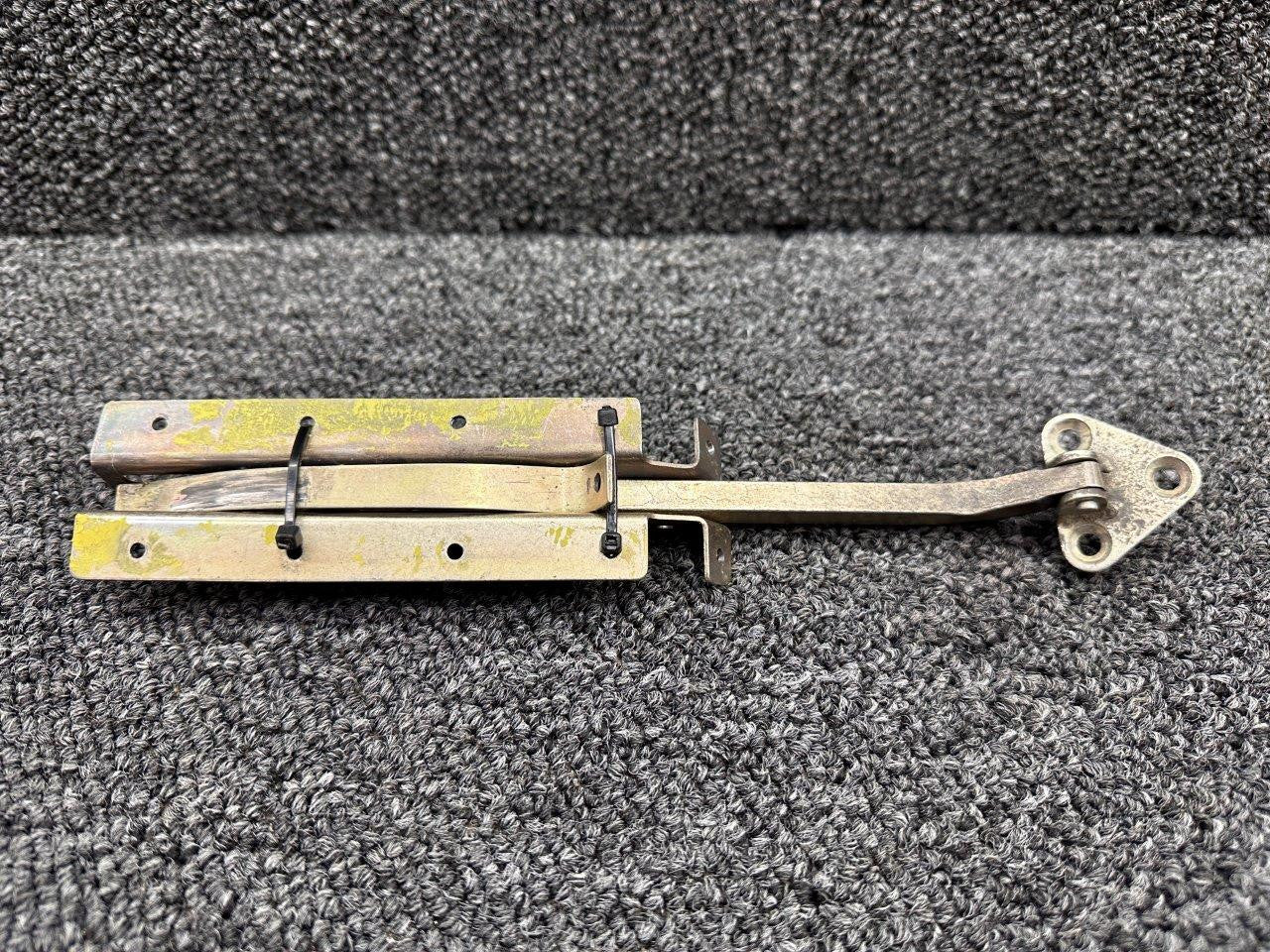 abalon22です。 1411206-7, 1217038-2, 1217038-1 Cessna 182S Cabin Door Stop with