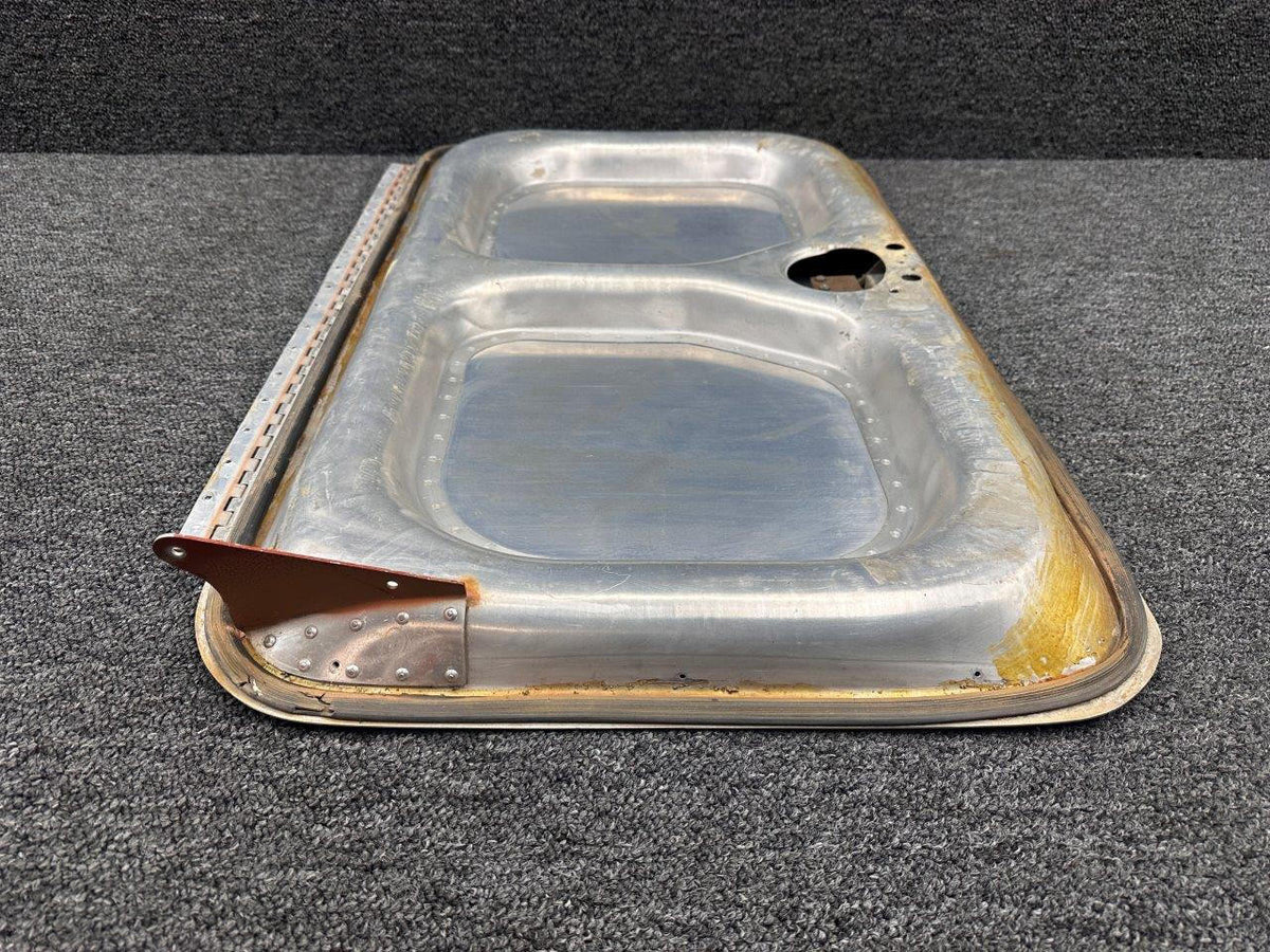 Cessna Aircraft Parts 1211141-8, 1211128-1 Cessna 210 Baggage Door Structure with Lock and Ring Pull