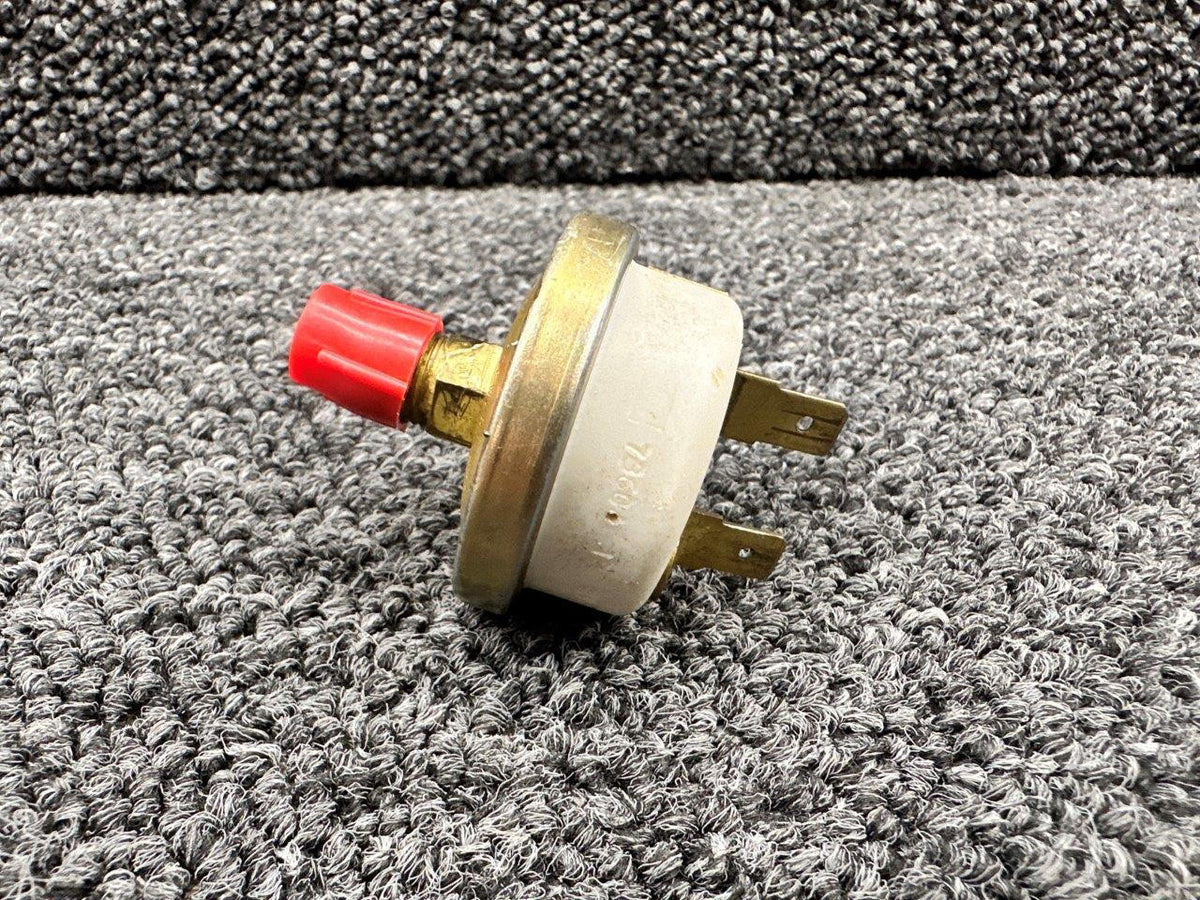 Stewart-Warner 1D1470-10 (Use: 3D3535-10) Stewart Warner Pressure Switch