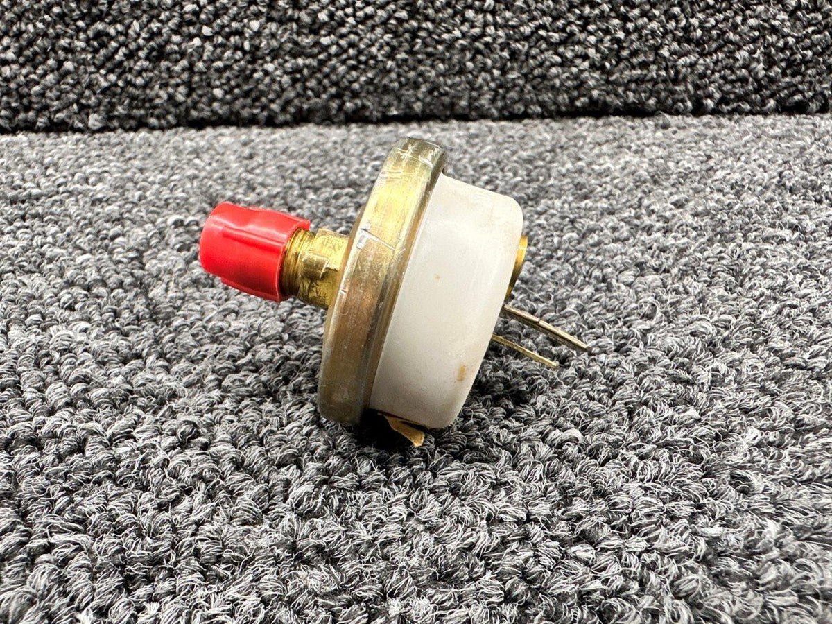 Stewart-Warner 1D1470-10 (Use: 3D3535-10) Stewart Warner Pressure Switch