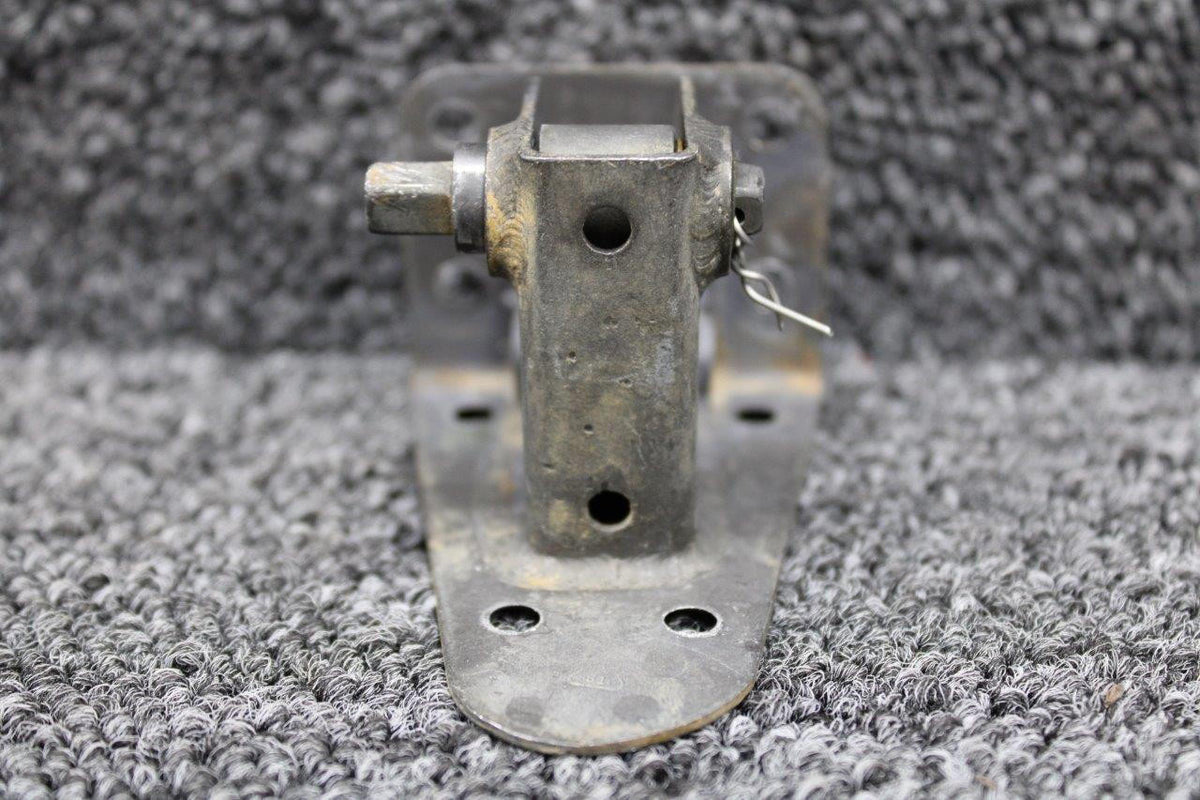 Cessna Aircraft Parts 1511408-32 Cessna T337G Upper Cabin Door Latch Upper Forward with Link and Joint