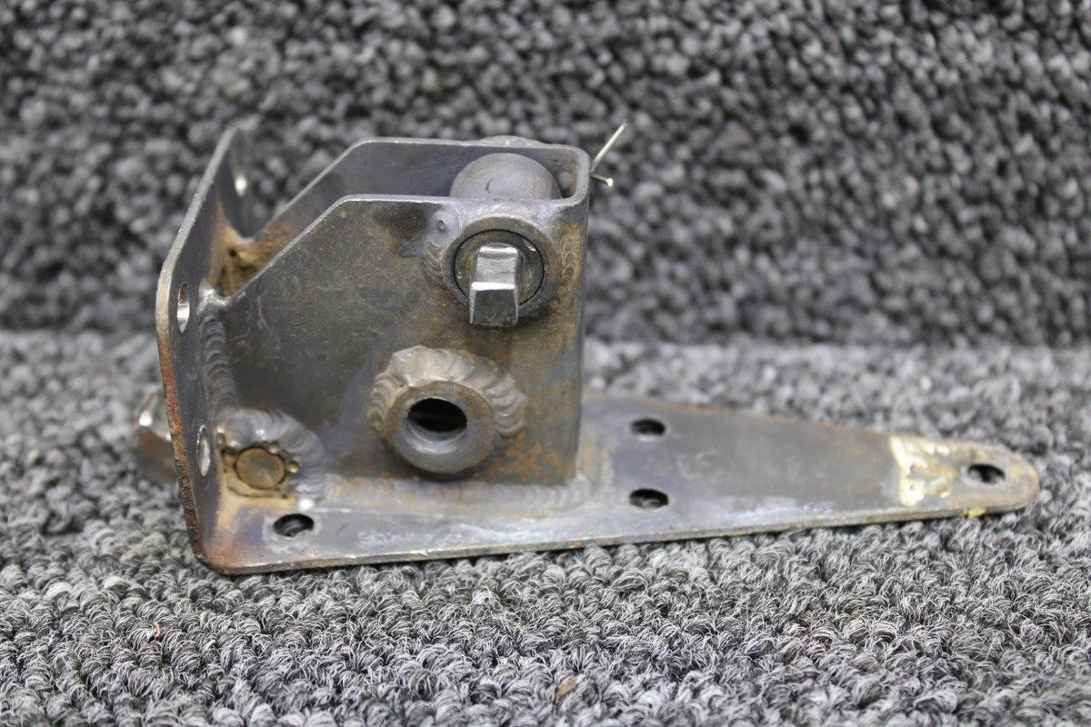 Cessna Aircraft Parts 1511408-37 Cessna T337G Upper Cabin Door Latch Lower Forward with Link and Joint