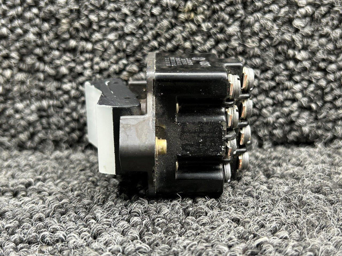 UND Lab Inc 4TP1-3 (Alt: 587-786) UND Lab Inc Ice Protection Rocker Switch