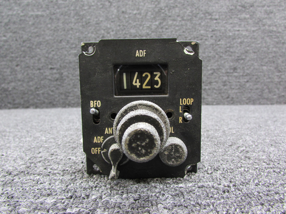 071-1033-00 King Radio KFS-580 Control ADF (Broken Face Mount and Worn Knobs)