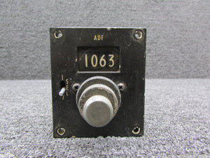 071-1067-00 King Radio KFS-585B Control ADF (Cracked Screen and Worn Knobs)