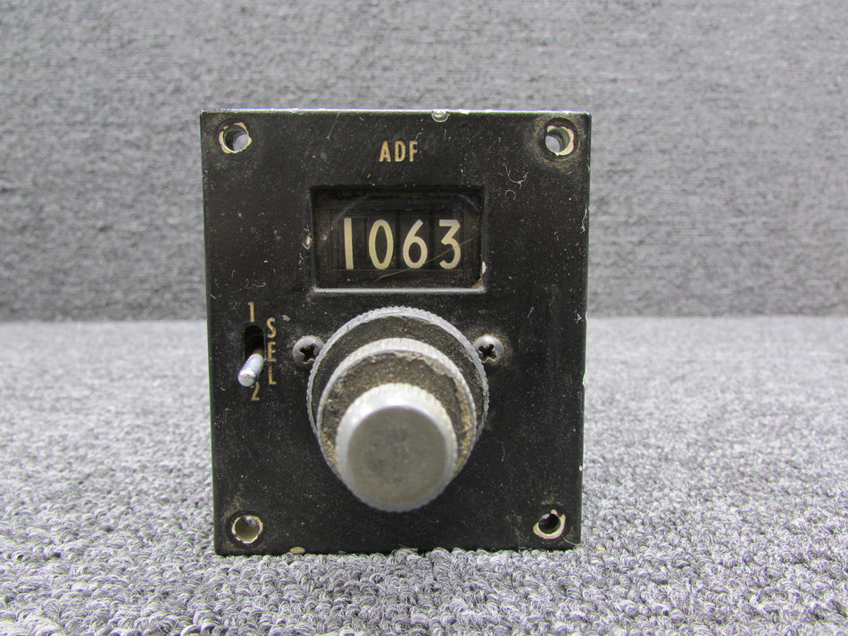 071-1067-00 King Radio KFS-585B Control ADF (Cracked Screen and Worn Knobs)