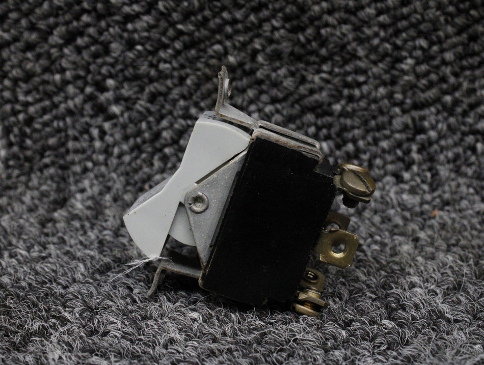 99377-015 Piper PA34-200T Navigation Light Switch