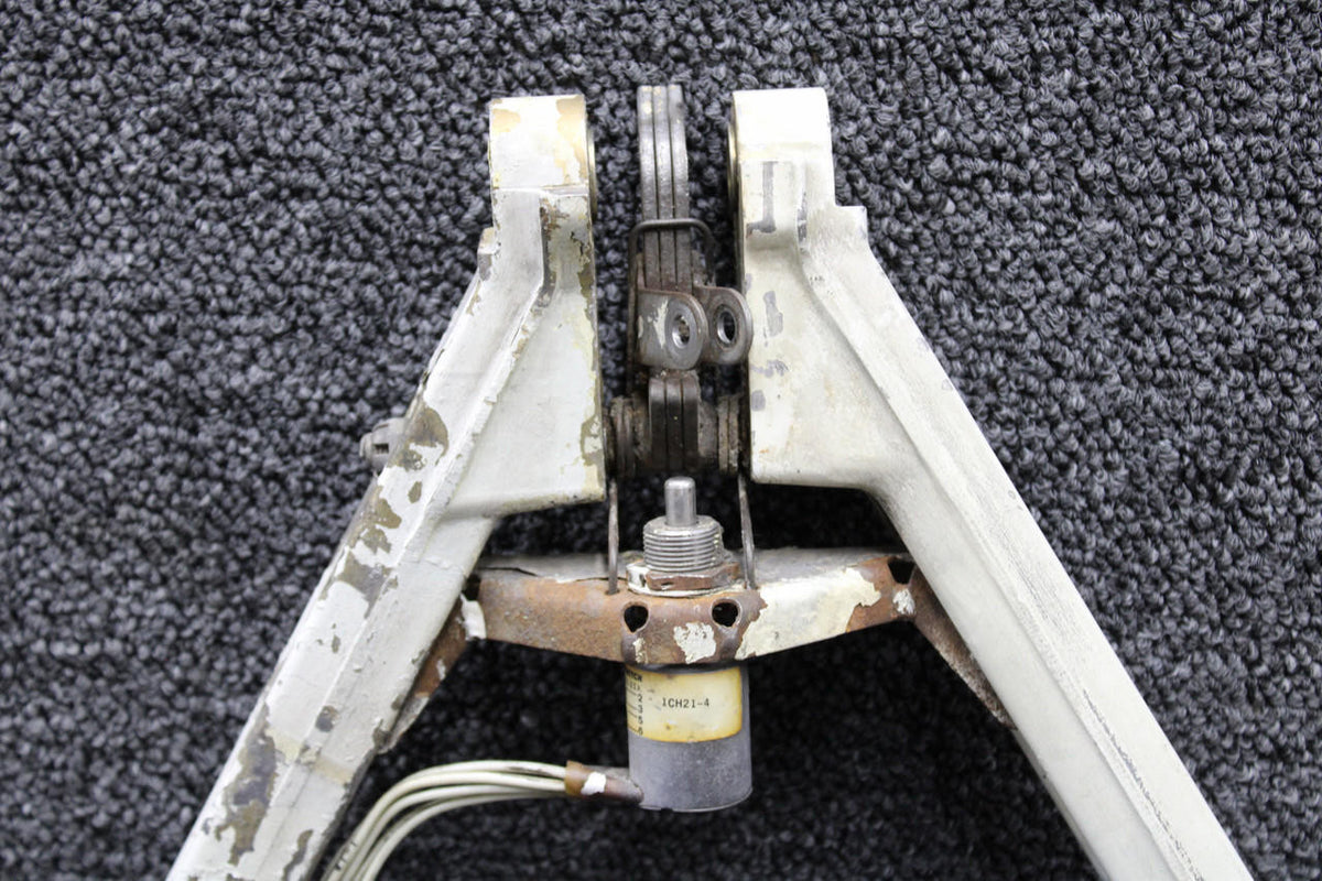 Piper Aircraft Parts 40280-000, 85166-002 Piper PA31-350 Main Gear Side Link LH with Hook and Switch