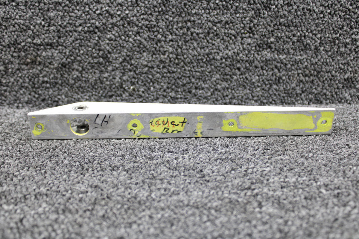 Piper Aircraft Parts 43711-000 Piper PA31-350 Main Gear Door Bracket Inboard