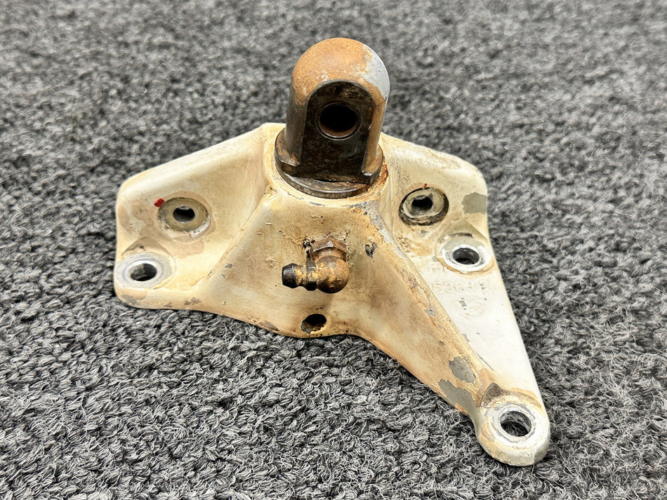 95643-009 Piper PA32R-301T Main Gear Truss Bracket Assembly RH with Stud (0.61â€)