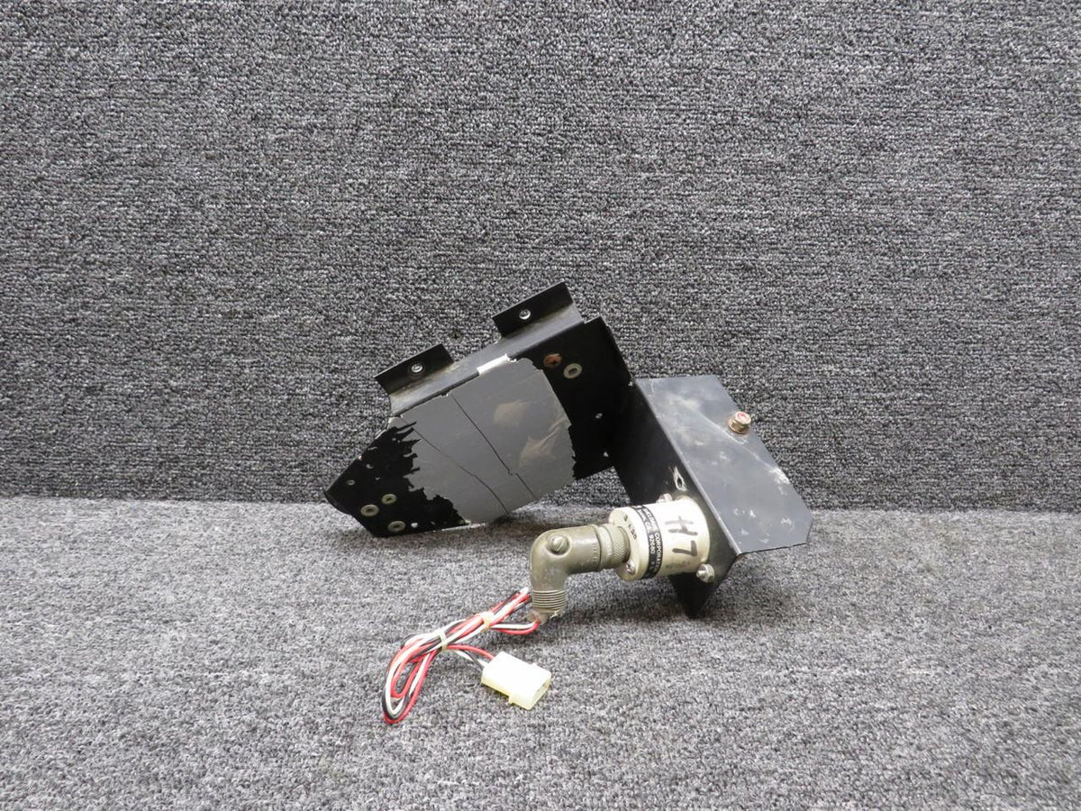 Hoskins 30-0005 Hoskins Whelen Strobe Light Assembly w Bracket (Cracked Shell) (Core)