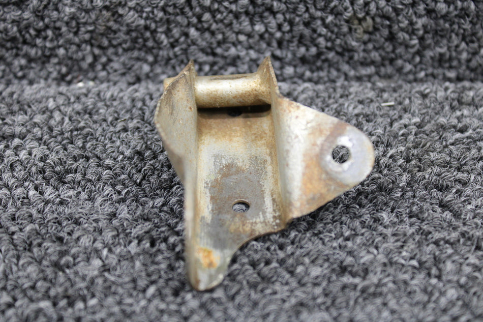 21068-000 (Use: 24842-000) Piper PA24 Main Gear Door Bracket LH