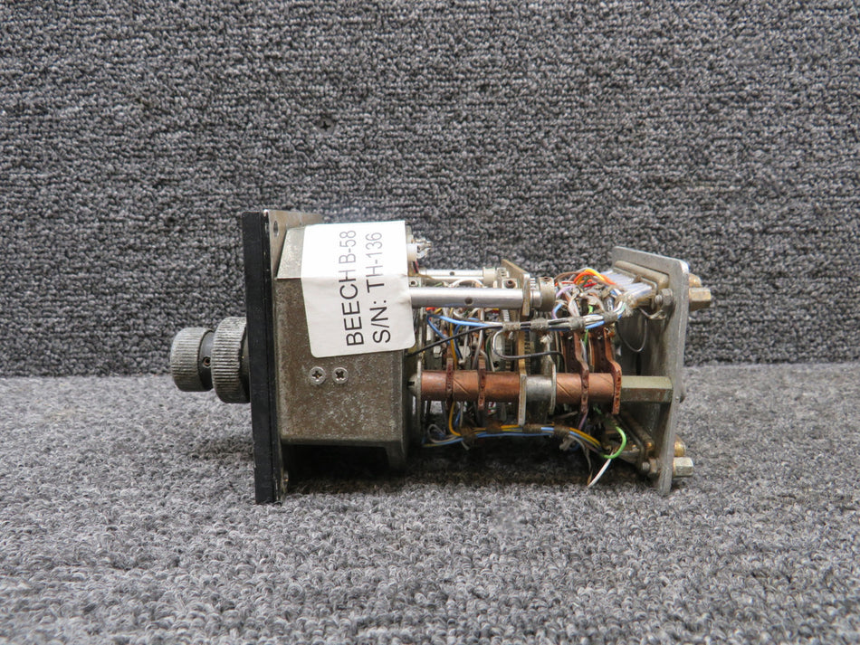 071-1013-00 King Radio KFS-560 VHF Nav Control (Worn Knobs)