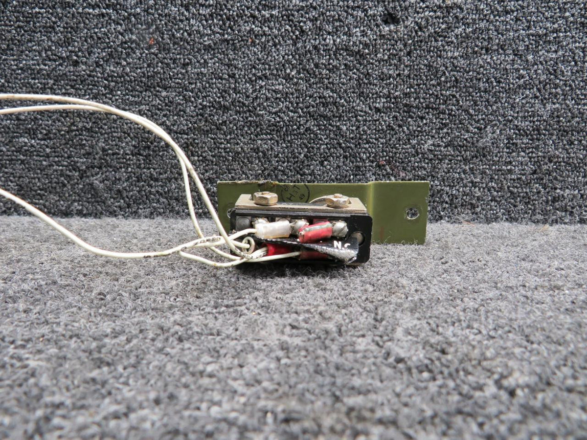 UND Lab Inc DT-2R-A7 (Alt:MS5008-1) UND Lab Landing Gear Position Micro Switch w Bracket