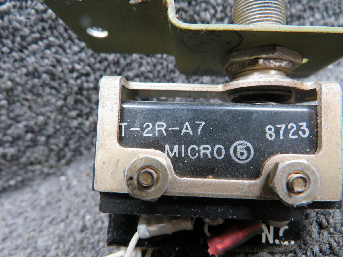 UND Lab Inc DT-2R-A7 (Alt:MS5008-1) UND Lab Landing Gear Position Micro Switch w Bracket