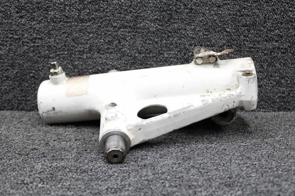 Piper Aircraft Parts 67926-012 Piper PA28R-180 Main Gear Trunnion Assembly LH